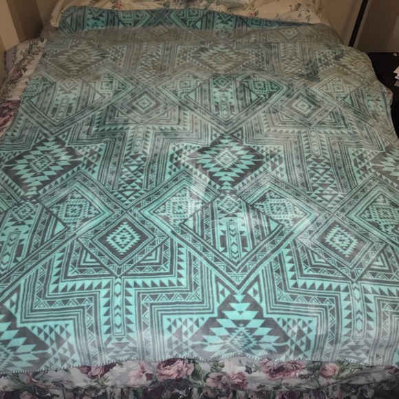 Rare VHTF 🆚 PINK Mint Aztec Sherpa Blanket - Picture 5 of 8